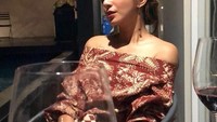 Disela-sela gelas wine, wajah cantik Kirana terlihat di foto ini. Late night talk. Nice to know you, tulisnya. Foto: Instagram kiranalarasati