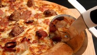 Leo yang penuh semangat dan berapi-api, paling cocok menyantap pizza meat lovers yang penuh dan mengenyangkan. Foto: iStock
