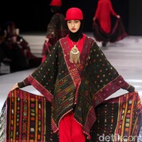 Fashion show busana muslim rancangan Ida Royani yang mengusung tema Great Toba di Indonesia Fashion Week 2018, Jakarta Convention Center, Jakarta, Rabu [28/3/2018]. Foto: Mohammad Abduh/Wolipop