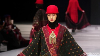 12 Busana Rancangan Ida Royani Mengangkat Kain Tradisional Batak