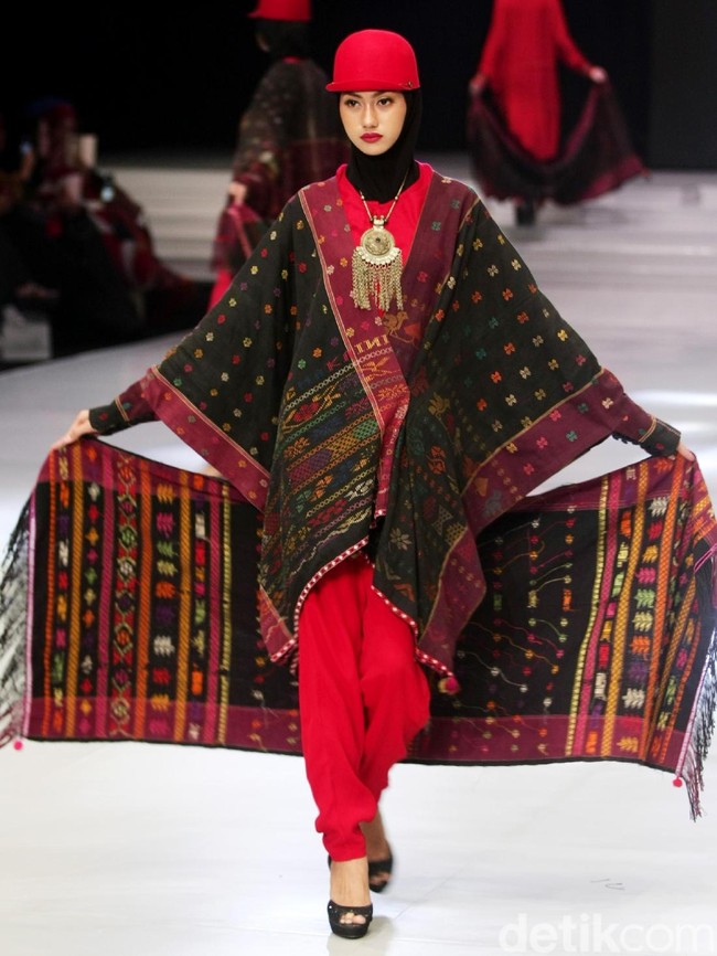 Fashion show busana muslim rancangan Ida Royani yang mengusung tema Great Toba di Indonesia Fashion Week 2018, Jakarta Convention Center, Jakarta, Rabu [28/3/2018]. Foto: Mohammad Abduh/Wolipop