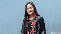 Kali ini Syifa tampak bergaya tomboy. Ia mengenakan jaket kulit dan celana jeans. Foto: Pool/Noel/detikHOT