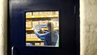 Setelah dipanaskan cangkir dan wadahnya tersebut dikeluarkan untuk didinginkan dalam suhu ruangan dan diperiksa kembali sebelum dimasukkan ke dalam kotak kemasan. Jan Kruger/Getty Images.