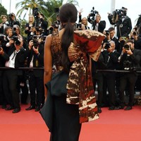 Gaun tersebut merupakan koleksi rumah model Prancis bernama Poiret. Gaun tersebut dipermanis dengan pita besar emas di belakangnya. (Foto: Getty Images)