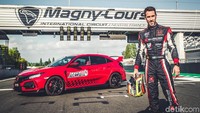 Di sirkuit Magny-Cours, Honda Civic Type R dikendarai dalam kondisi standar oleh Esteban Guerrieri, pebalap WTCR yang juga berlaga di FIA World Touring Car Cup 2018 dengan Honda Civic TCR bersama tim Münnich Motorsport. Hal terbaik dari Civic Type R adalah ia mampu memberikan saya rasa percaya diri. Mobil ini sangat responsif dan memiliki handling yang maksimal. Orang-orang menyebut Civic Type R sebagai mobil hatchback dengan performa mumpuni, dan hari ini kita telah membuktikan bahwa hal itu benar adanya, Civic Type R terus menembus batas dari sebuah mobil berpenggerak roda depan, ujar Esteban. Foto: Honda