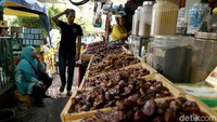 Mereka membuka lapak sejak pagi hingga menjelang magrib.