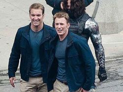 Potret Viral Superhero Avengers Bersama Kembarannya