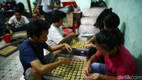 Kue kering di tempat ini dijual Rp 60.000-Rp 70.000 per kaleng.