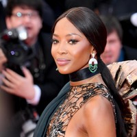 Tidak ketinggalan, anting berlian dengan batu zamrud yang semakin menyempurnakan gaya sang supermodel di era 90an ini. Foto: Getty Images