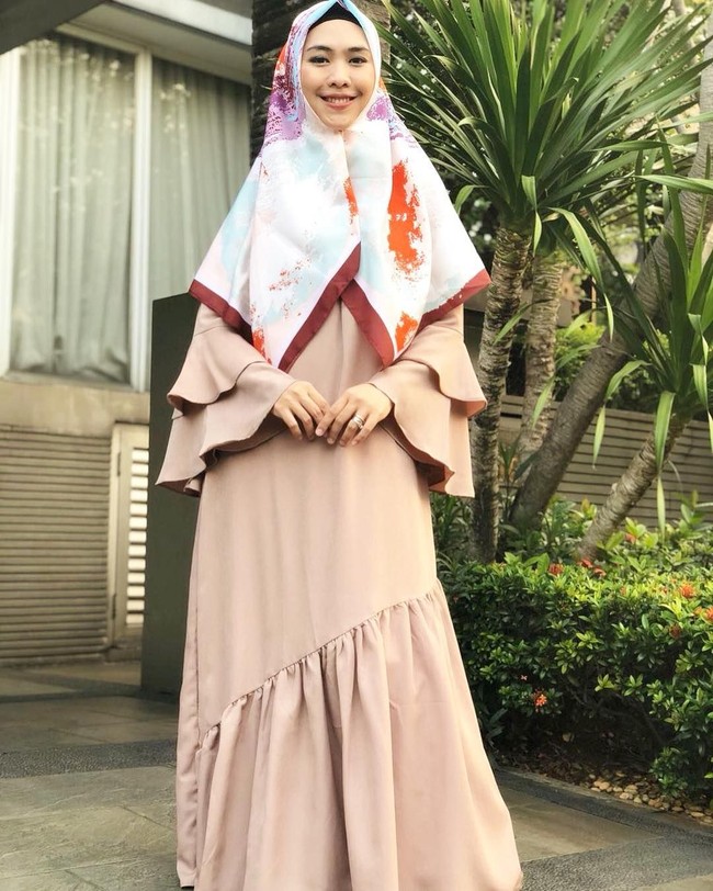 Dress berpotongan lonceng juga tak kalah hits di kalangan hijabers. Oki Setiana Dewi memadukan dress tersebut dengan hijab segi empat motif. Foto: Instagram/OkiSetianaDewi