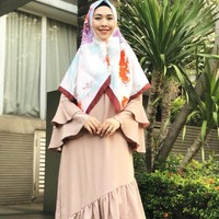 Dress berpotongan lonceng juga tak kalah hits di kalangan hijabers. Oki Setiana Dewi memadukan dress tersebut dengan hijab segi empat motif. Foto: Instagram/OkiSetianaDewi