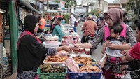 Belum lagi para pedagang makanan ringan, seperti gorengan dan jajanan pasar. Dalam 1 hari mereka mampu menjual makanan tersebut hingga 50 buah dengan harga seribu rupiah per satu buah gorengan atau jajanan pasar.