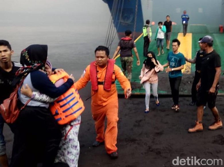 Sempat Terdengar Ledakan, Penumpang KMP Labitra Adinda Panik Sempat Terdengar Ledakan, Penumpang KMP Labitra Adinda Panik