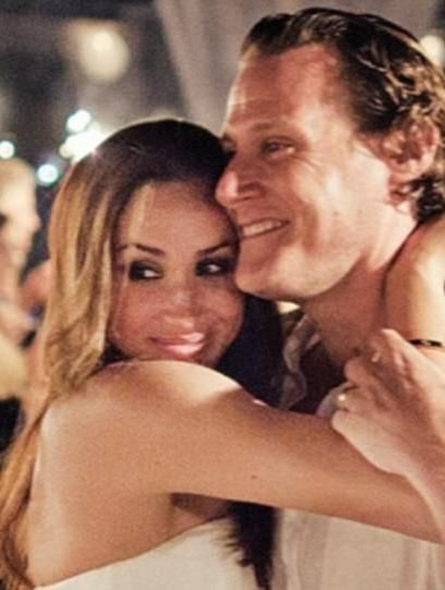 Potret bahagia Meghan Markle di hari pernikahannya dengan produser film Trevor Engelson pada 2011. Pernikahan tersebut hanya bertahan selama dua tahun. (Foto: Istimewa)