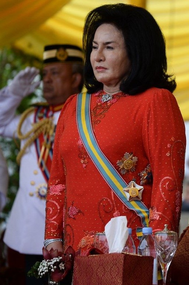 Seiring kasus korupsi suaminya dibidik lagi, nama Rosmah ikut terbawa. Gaya hidupnya yang super mewah dengan koleksi tas Hermes miliknya menjadi sorotan. Selain itu wajahnya yang semakin lama makin aneh juga jadi pemberitaan media. Foto: Getty Images, Reuters, AFP