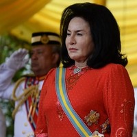 Seiring kasus korupsi suaminya dibidik lagi, nama Rosmah ikut terbawa. Gaya hidupnya yang super mewah dengan koleksi tas Hermes miliknya menjadi sorotan. Selain itu wajahnya yang semakin lama makin aneh juga jadi pemberitaan media. Foto: Getty Images, Reuters, AFP