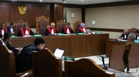 Hakim menyatakan Komisaris PT Adhiguna Keruktama (AGK) Adi Putra Kurniawan pernah bertemu dengan Tonny di ruang kerjanya dengan memberikan nomor rekening, buku tabungan, dan kartu ATM bank atas nama Yongki dan Yeyen. Pemberian itu berkaitan dengan proyek pekerjaan pengerukan alur Pelabuhan Pulang Pisau, Kalimantan Tengah, pada 2016 dan pekerjaan pengerukan alur pelayaran Pelabuhan Samarinda, Kalimantan Timur, pada 2016.