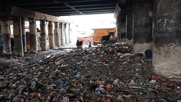 Pembersihan sudah selesai, tetapi sampah masih tampak bertebaran di kolong tol