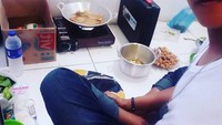 Mari belajar memasak ria, kusus nya utk ibu-ibu calon ibu rumah tangga. Percuma mahmud (mama muda) kalo gak bisa masak, ujar Andika ketika masak. Foto: Instagram @andikangen_ningrat
