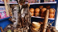 Mulanya, ada beberapa barang yang terbilang ekstrem dijual di sini. Seperti kucing liar yang dikeringkan ataupun kaki dari potongan mayat. Namun, pemerintah sudah menghilangkannya. Meskipun begitu, para pedagang tetap sering menunjukkannya kepada turis. (olliehuse/Instagram)