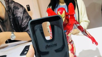 Salah satu aksesori yang diberikan adalah case Iron Man. Foto: OnePlus