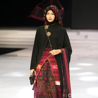 Fashion show busana muslim rancangan Ida Royani yang mengusung tema Great Toba di Indonesia Fashion Week 2018, Jakarta Convention Center, Jakarta, Rabu [28/3/2018]. Foto: Mohammad Abduh/Wolipop