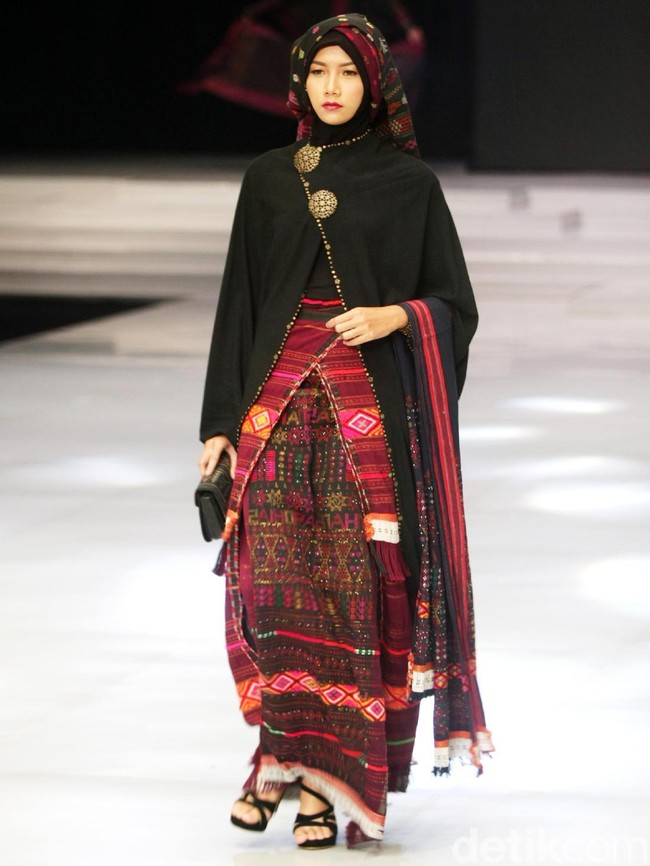 Fashion show busana muslim rancangan Ida Royani yang mengusung tema Great Toba di Indonesia Fashion Week 2018, Jakarta Convention Center, Jakarta, Rabu [28/3/2018]. Foto: Mohammad Abduh/Wolipop