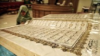Alquran itu memiliki ukuran 100 cm x 50 cm.
