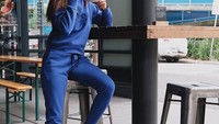 Masih pakai pakaian sporty, Kirana kali ini menyesap kopi di sebuah kafe. Gaya memandang ke depan tanpa lihat kameran bikin pose ngopinya keren! Foto: Instagram kiranalarasati