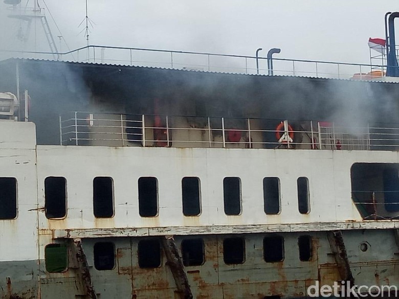 Kapal dari Bali Tujuan Banyuwangi Terbakar, Penumpang Syok Kapal dari Bali Tujuan Banyuwangi Terbakar, Penumpang Syok