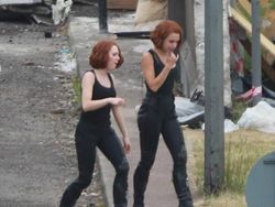 Potret Viral Superhero Avengers Bersama Kembarannya