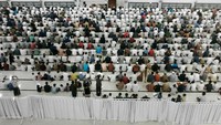Ratusan jamaah sudah mulai melakukan sholat tarawih tadi malam (16/5) di Masjid At Taqarrub. Istimewa/Kementerian PUPR.