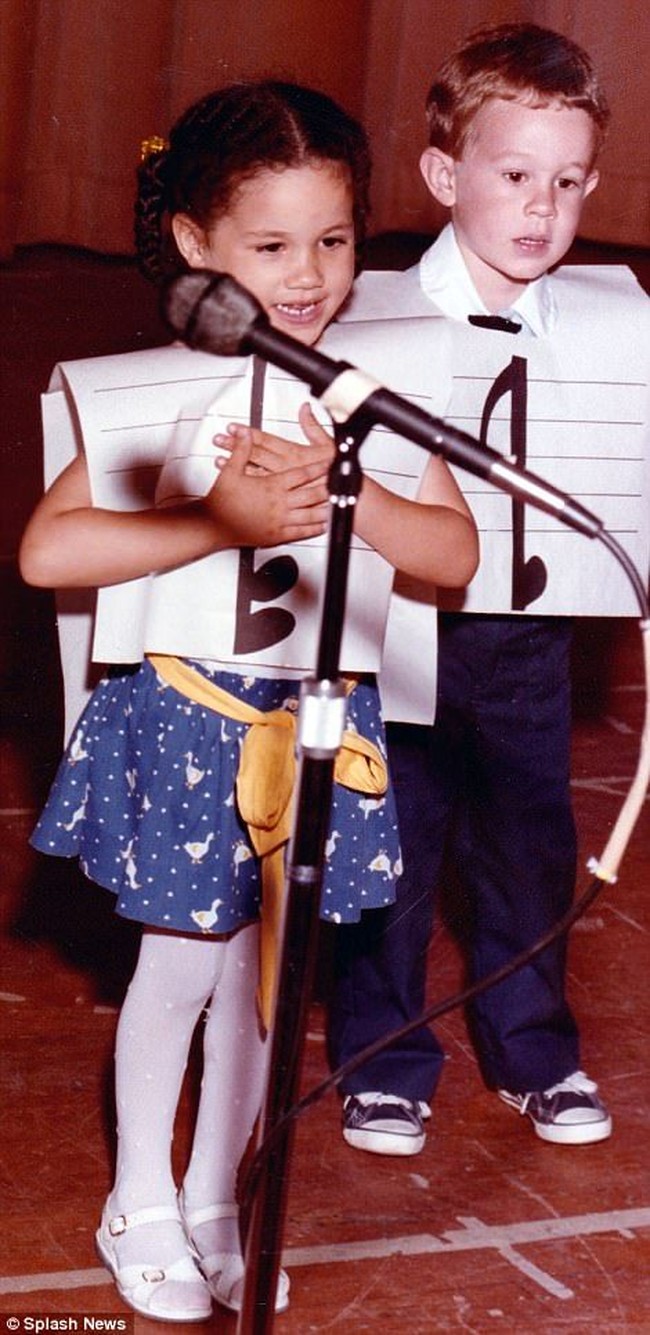 Lahir di Los Angeles, California, AS, 36 tahun lalu, Meghan Markle ternyata sudah punya bakat berakting sejak kecil. Begini aksinya di panggung sekolah saat masih kecil. (Foto: Istimewa)