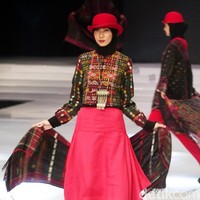 Fashion show busana muslim rancangan Ida Royani yang mengusung tema Great Toba di Indonesia Fashion Week 2018, Jakarta Convention Center, Jakarta, Rabu [28/3/2018]. Foto: Mohammad Abduh/Wolipop