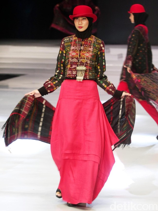 Fashion show busana muslim rancangan Ida Royani yang mengusung tema Great Toba di Indonesia Fashion Week 2018, Jakarta Convention Center, Jakarta, Rabu [28/3/2018]. Foto: Mohammad Abduh/Wolipop