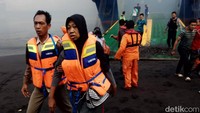 Penumpang dan ABK dievakuasi dari atas kapal.