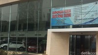 Tenaga penjual atau biasa disebut sales-nya pun dari luar terlihat masih sangat sepi. Diler ini juga membuka lowongan pekerjaan. Foto: Khairul Imam Ghozali
