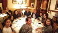 Family dinner at Madeos, tulis Ardi. Belum ada hidangan yang tersaji di sana. Namun di sana ada sang ayah, Aburizal Bakrie, ibunda, kakak, kakak ipar hingga istri tercintanya. Foto: Instagram @ardibakrie