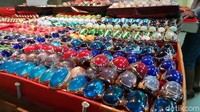 Beberapa batu seperti Kalimaya juga dijual dengan harga Rp 2 juta, Kecubung yang didatangkan langsung dari Kalimantan juga dijual dengan harga Rp 2 juta. Ada pula batu safir dari Srilanka yang dijual dengan harga Rp 5 juta.