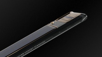 Panel surya buatan Tesla ini akan mengalirkan energi ke sebuah baterai, yang nantinya dapat mengisi daya iPhone X. Foto: Caviar