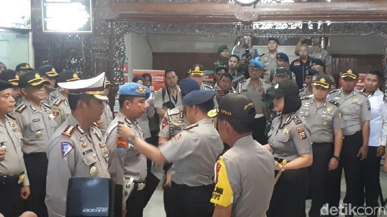 Kapolri Naikkan Pangkat Polisi Korban Penyerangan Mapolda Riau Kapolri Naikkan Pangkat Polisi Korban Penyerangan Mapolda Riau
