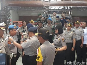 Kapolri Naikkan Pangkat Polisi Korban Penyerangan Mapolda Riau