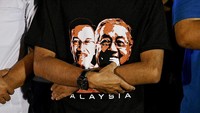 Sadar akan hal tersebut, Mahathir memutuskan untuk berkoalisi dengan Anwar untuk merebut kembali pemerintahan dan menjalankan pemerintahan yang lebih mensejahterakan rakyat. Kuatnya ambisi untuk menggulingkan pemerintahan sebelumnya terbukti mampu mengesampingkan kemarahan di masa lalu Anwar terhadap Mahathir. Baginya yang terpenting adalah membangun kembali negerinya dan menghapus praktik korupsi yang semakin menjadi di pemerintahan. Stringer/Reuters.