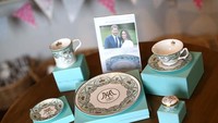 Berbagai macam souvenir bertemakan Royal Wedding banyak dipasarkan menjelang pernikahan Pangeran Harry dan Meghan Markle, 19 Mei 2018 mendatang. Salah satunya Toko Souvenir milik William Edwards yang membuat seperangkat cangkir minum teh khusus bertemakan Royal Wedding. Jan Kruger/Getty Images.