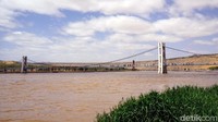 Jembatan ini membentang sejauh 328 meter di atas Sungai Kuning. (Wahyu/detikTravel)