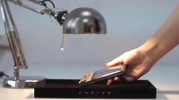 Panel surya ini bisa mengumpulkan energi dari cahaya lampu, sehingga tidak harus mengandalkan Matahari . Foto: Caviar