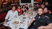 Kalau ini saat ia dan teman-temannya merayakan ulang tahun istri tercintanya, Nia Ramadhani. Restoran yang menyajikan sajian Italia jadi pilihan tempat untuk merayakan usia Nia ke 28 tahun. Foto: Instagram @ramadhanibakrie