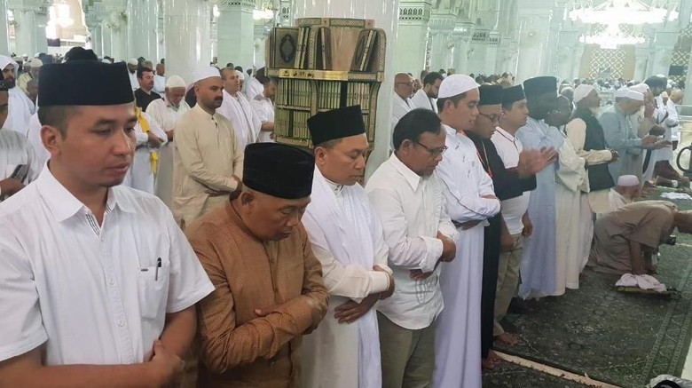 Ketua MPR Salat Gaib untuk Para Korban Teror di Tanah Suci Ketua MPR Salat Gaib untuk Para Korban Teror di Tanah Suci