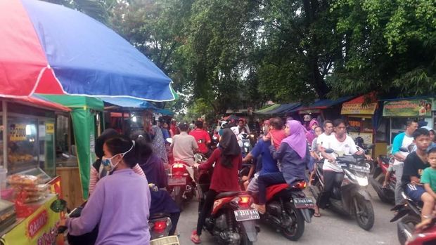 Pasar Tumpah di Jalan Merdeka Depok Bikin Macet