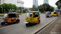 Tiga maskot Asian Games yakni Bhin Bhin merupakan burung Cendrawasih yang mewakili Indonesia Timur. Atung merupakan Rusa Bawean yang merepresentasi Indonesia Tengah. Serta Kaka adalah Badak Jawa yang mewakili Indonesia bagian Barat.